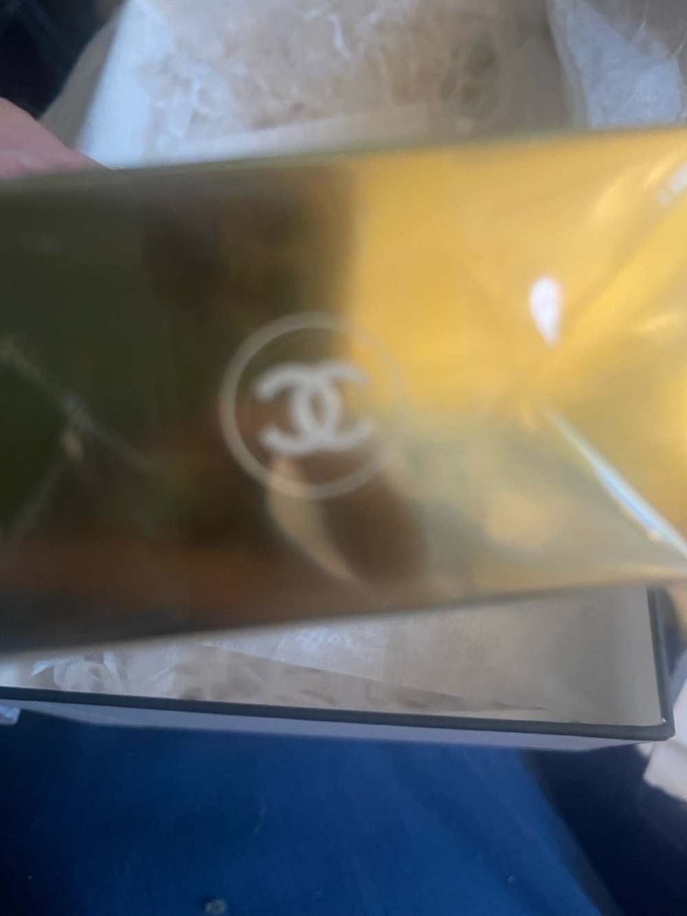 CHANEL Silky Moisturizing Oil Packaging in White and Gold - Picture 2 of 6